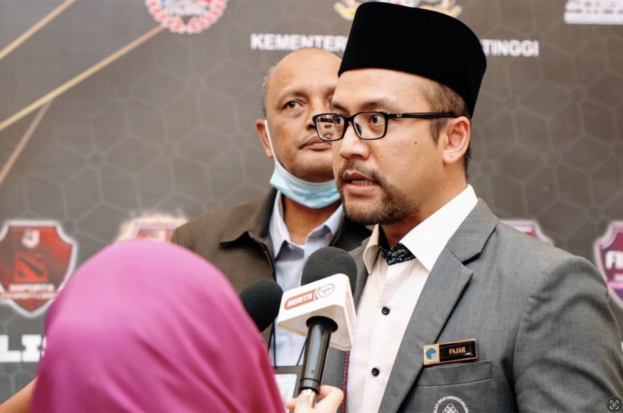 Dr Nurulfajar Abd Manap being interviewed by press at a university event