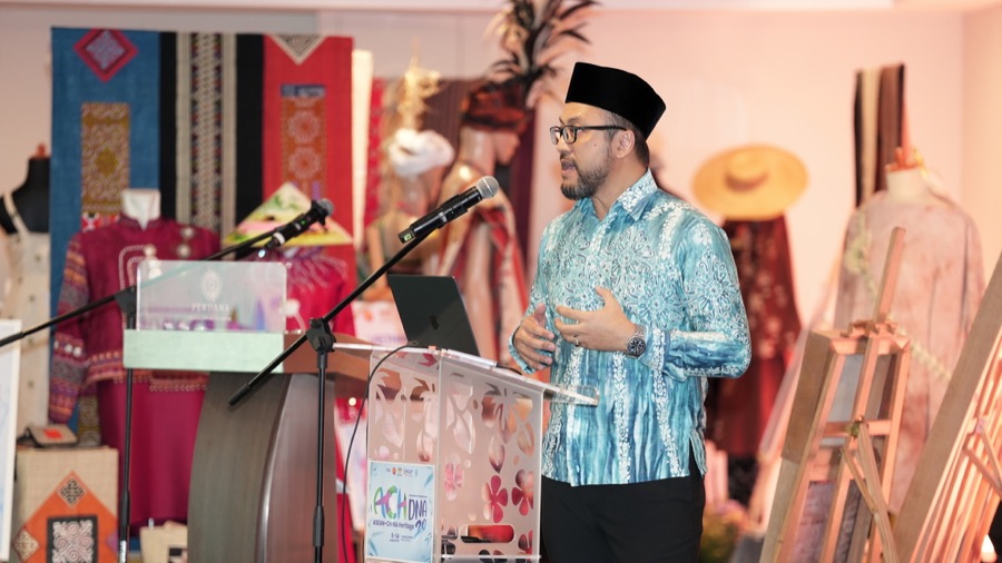 Dr. Nurulfajar Abd Manap presenting cultural heritage technology work