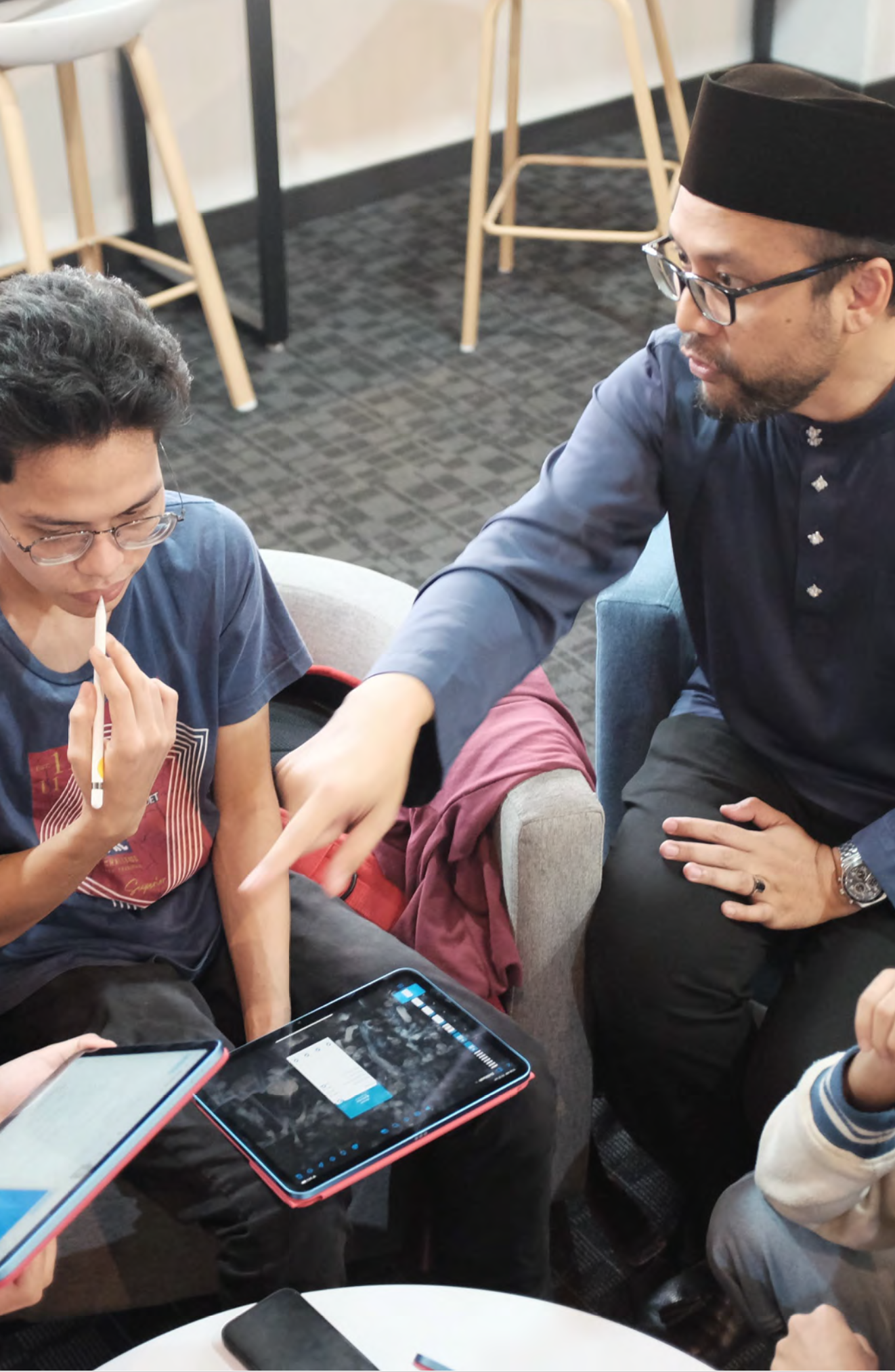 Nurulfajar mentoring an undergraduate student on a final year project