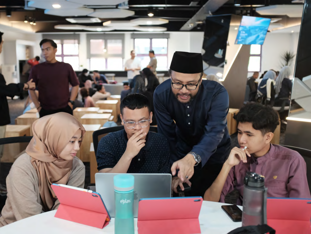 Nurulfajar mentoring an undergraduate student on a final year project
