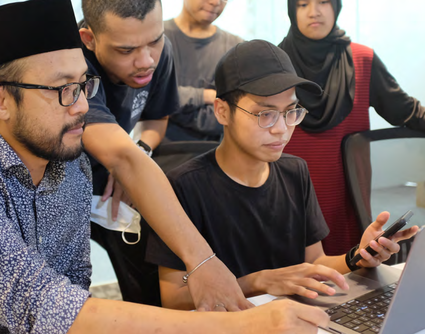 Nurulfajar mentoring an undergraduate student on a final year project