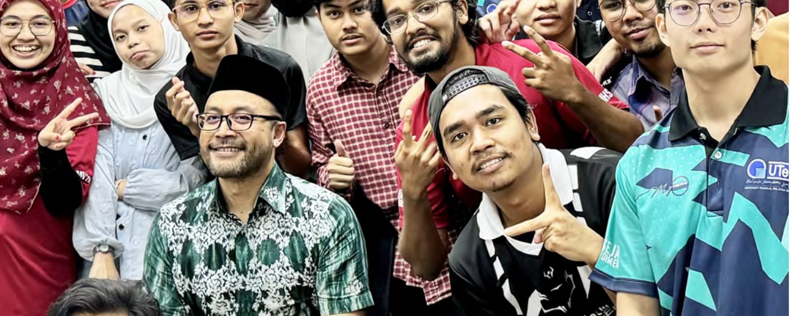 Nurulfajar with a group of students in the lab