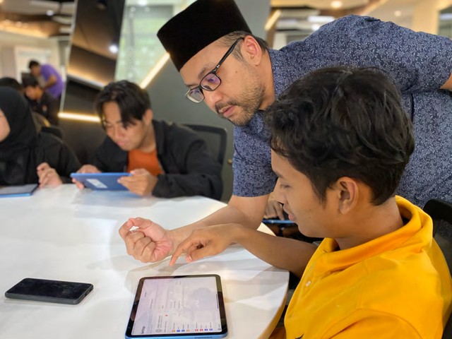 Guiding a student through an AR prototype on an iPad