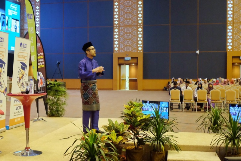 Dr Nurulfajar Abd Manap addressing an audience at UTeM's Vice-Chancellor's address event